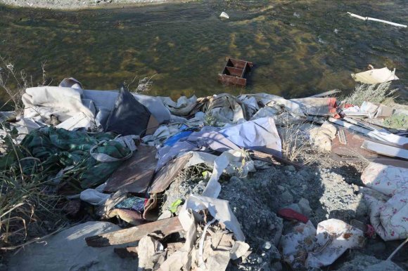 DEREYE KAMYON DOLUSU ATIK MALZEME DÖKTÜLER: DOĞA KATLİAMI KAMERAYA YANSIDI