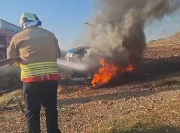 TARLA SÜRERKEN YANMAYA BAŞLAYAN TRAKTÖR KULLANILAMAZ HALE GELDİ