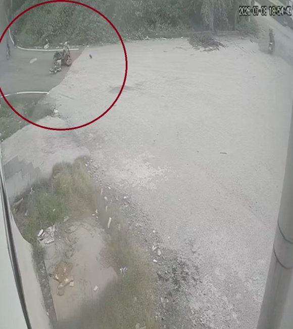 MOTOSİKLET VE BİSİKLETLİ ÇOCUĞUN ÇARPIŞTIĞI ANLAR KAMERADA