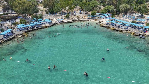 MERSİN’DE PLAJLAR YAZ SEZONUNDA YOĞUN İLGİ GÖRÜYOR