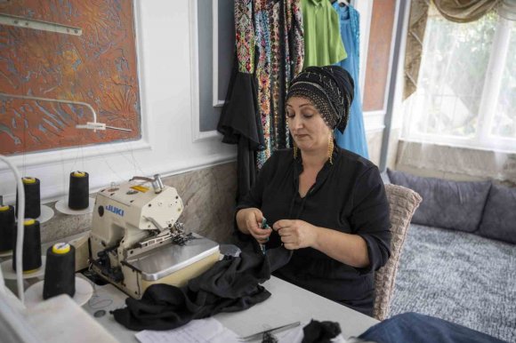 MERSİN’DE ALDIĞI EĞİTİMLE EVİNDEN ÜRETİP KAZANMAYA BAŞLADI