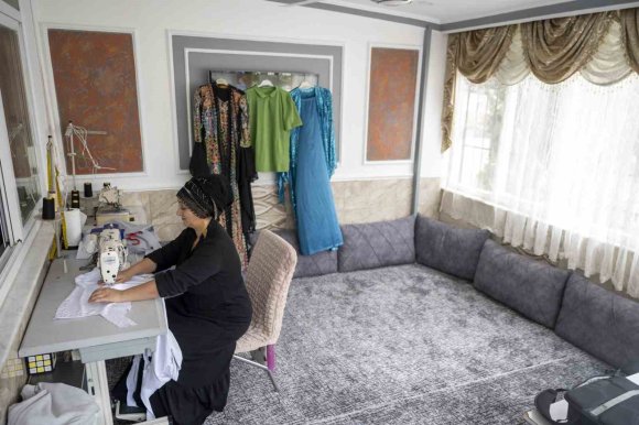MERSİN’DE ALDIĞI EĞİTİMLE EVİNDEN ÜRETİP KAZANMAYA BAŞLADI