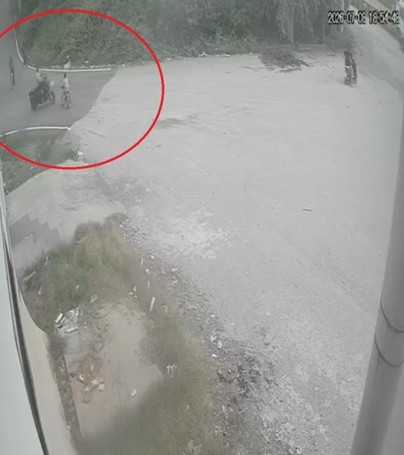MOTOSİKLET VE BİSİKLETLİ ÇOCUĞUN ÇARPIŞTIĞI ANLAR KAMERADA