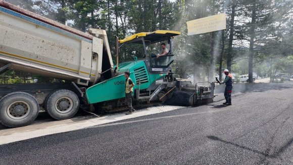 GÖLCÜK TABİAT PARKI İLE DERE MAHALLESİ ARASINDAKİ YOL ASFALTLANIYOR