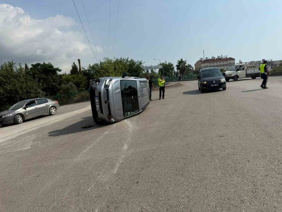 PAYAS’TA ÇARPIŞMAYLA YAN YATAN OTOMOBİLİN SÜRÜCÜSÜ YARALANDI
