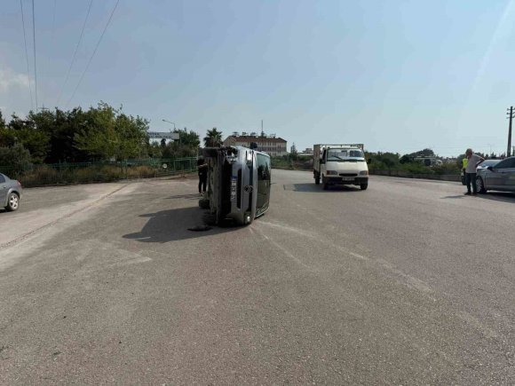 PAYAS’TA ÇARPIŞMAYLA YAN YATAN OTOMOBİLİN SÜRÜCÜSÜ YARALANDI