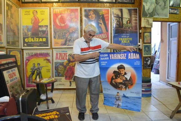 ADANA’DA KADİR İNANIR ANISINA ÜCRETSİZ SİNEMA GÖSTERİMİ YAPILIYOR