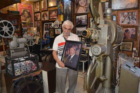 ADANA’DA KADİR İNANIR ANISINA ÜCRETSİZ SİNEMA GÖSTERİMİ YAPILIYOR
