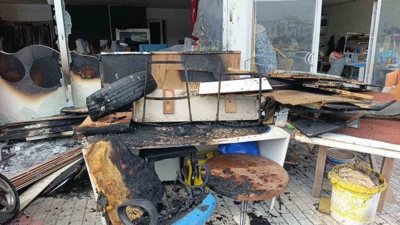 BALKONDA OYNAYAN ÇOCUĞUN ATEŞLE OYUNU ALT KATTAKİ DÖŞEME ATÖLYESİNİ KÜLE ÇEVİRDİ
