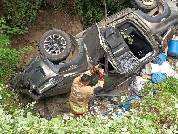OTOMOBİLLE ÇARPIŞAN HAFİF TİCARİ ARAÇ DEREYE UÇTU: 7 YARALI
