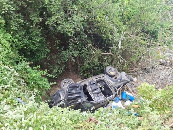 OTOMOBİLLE ÇARPIŞAN HAFİF TİCARİ ARAÇ DEREYE UÇTU: 7 YARALI
