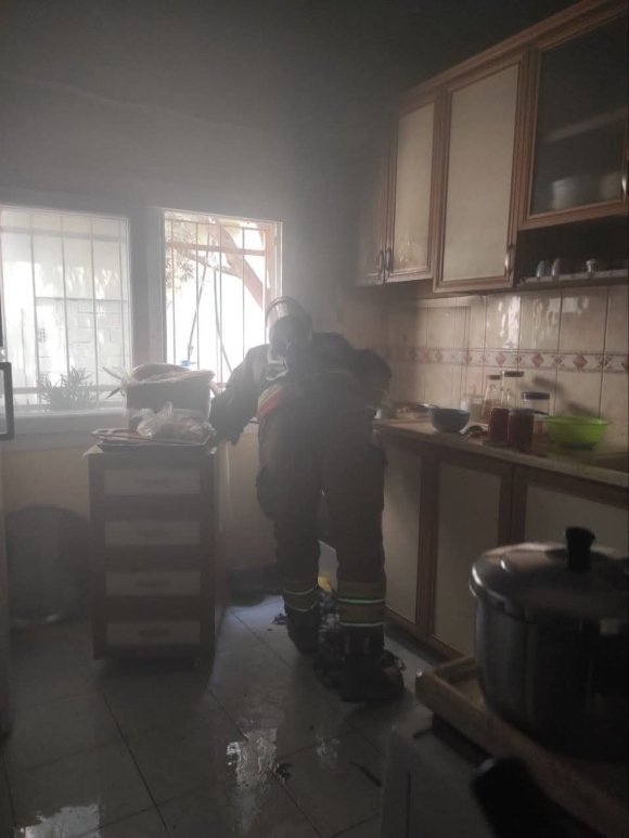 İSKENDERUN’DA OCAKTA UNUTULAN YEMEK YANGINA NEDEN OLDU