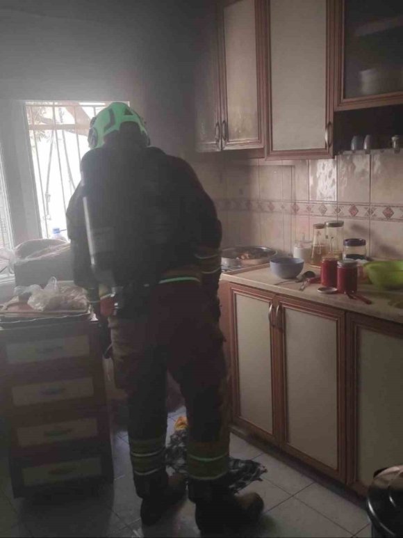 İSKENDERUN’DA OCAKTA UNUTULAN YEMEK YANGINA NEDEN OLDU