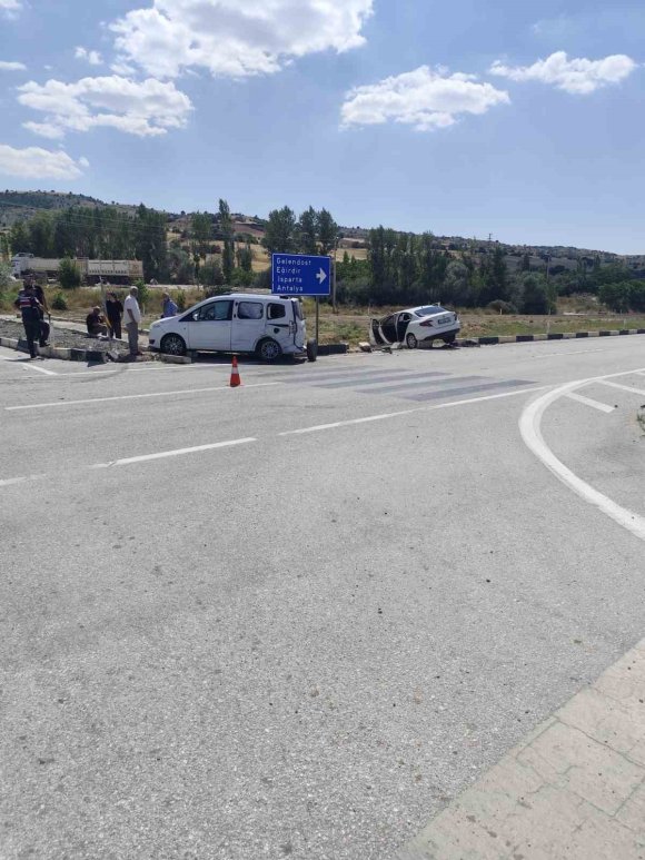 ISPARTA’DA TRAFİK KAZASI UCUZ ATLATILDI
