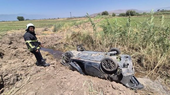 TAKLA ATARAK HURDAYA DÖNEN OTOMOBİLİN SÜRÜCÜSÜ YARALANDI