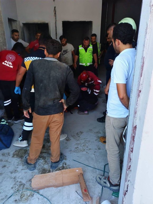 İNŞAAT HALİNDEKİ BİNADA ASANSÖR BOŞLUĞUNA DÜŞEN İŞÇİ YARALANDI