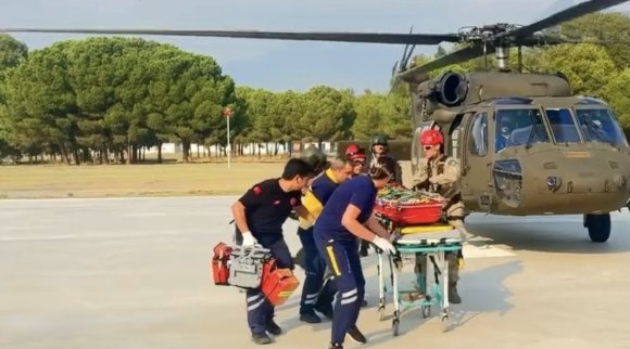 KAYALIKLARDAN DÜŞEN DOĞA YÜRÜYÜŞÇÜSÜ ASKERİ HELİKOPTERLE KURTARILDI