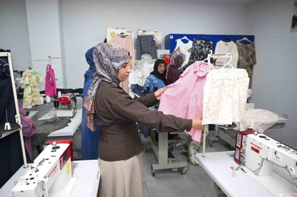 MERSİN’DE KADINLARIN EL EMEĞİ ÜRÜNLERİ SERGİLENDİ