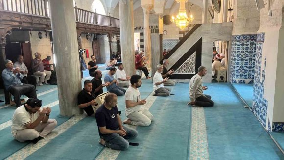 ADANA’DA 15 TEMMUZ ŞEHİTLERİ DUALARLA ANILDI