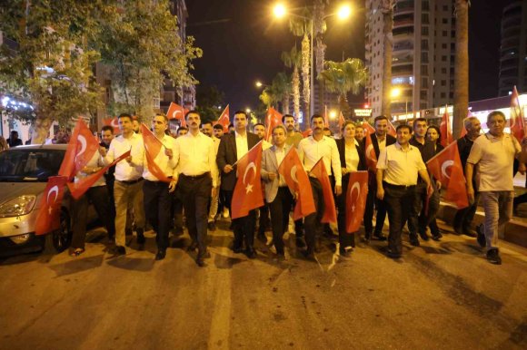 KOZAN’DA VATANDAŞLAR TÜRK BAYRAKLARI İLE 15 TEMMUZ’UN YILDÖNÜMÜNDE MEYDANLARDA