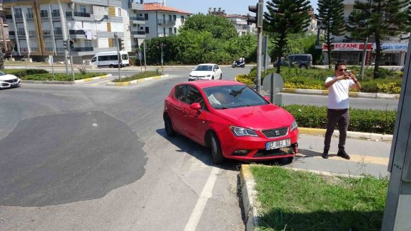OTOMOBİL YAYA GEÇİDİNE ÇIKTI, 2 KİŞİ YARALANDI