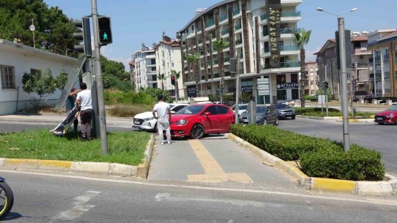 OTOMOBİL YAYA GEÇİDİNE ÇIKTI, 2 KİŞİ YARALANDI