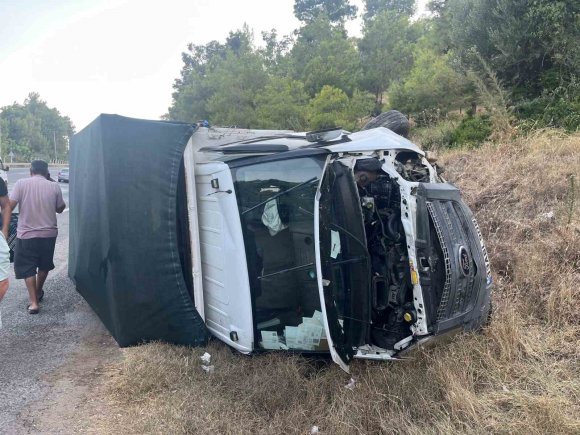 KAMYONET DEVRİLDİ SÜRÜCÜ YARALI KURTULDU