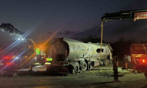 ERZİN’DE YAKIT YÜKLÜ TANKER DEVRİLDİ