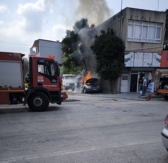 OSMANİYE’DE PARK HALİNDEKİ HAFİF TİCARİ ARAÇ YANDI