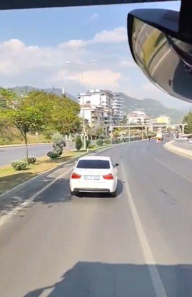 ALANYA’DA İTFAİYEYE YOL VERMEYEN SÜRÜCÜ CEP TELEFONU KAMERASINDA