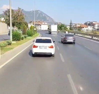 ALANYA’DA İTFAİYEYE YOL VERMEYEN SÜRÜCÜ CEP TELEFONU KAMERASINDA