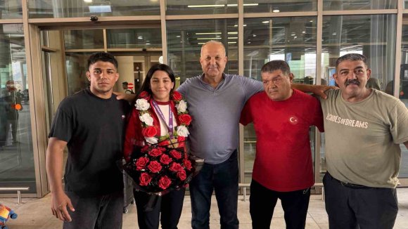 ŞAMPİYON GÜREŞÇİ MEMLEKETİNDE DAVUL ZURNAYLA KARŞILANDI