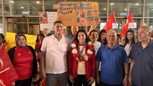 ŞAMPİYON GÜREŞÇİ MEMLEKETİNDE DAVUL ZURNAYLA KARŞILANDI