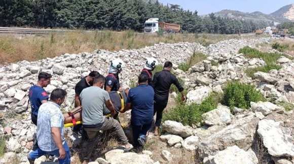 ANTAKYA’DA HURDAYA DÖNEN KAMYONUN SÜRÜCÜSÜ YARALANDI