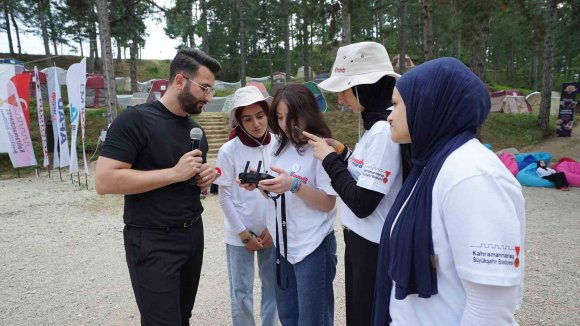PUSULA MARAŞ KAMPI’NDA GENÇLER YENİ MEDYA VE FOTOĞRAFÇILIĞI ÖĞRENDİ