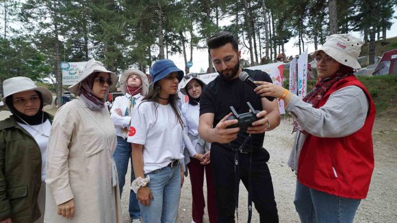 PUSULA MARAŞ KAMPI’NDA GENÇLER YENİ MEDYA VE FOTOĞRAFÇILIĞI ÖĞRENDİ