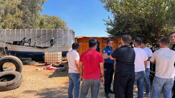 AKSU’DA KARAYA ÇEKİLİ TEKNEDEKİ YANGIN İTFAİYE EKİPLERİNCE SÖNDÜRÜLDÜ