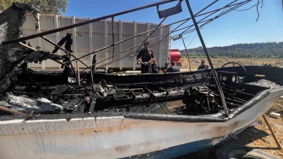 AKSU’DA KARAYA ÇEKİLİ TEKNEDEKİ YANGIN İTFAİYE EKİPLERİNCE SÖNDÜRÜLDÜ