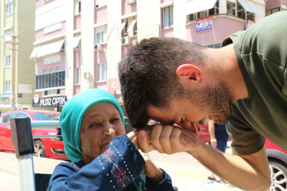 YILLAR ÖNCE BİR HASTAYA CAN OLUR DİYE YAPTIĞI BAĞIŞ ANNESİNİN HAYATINI KURTARDI
