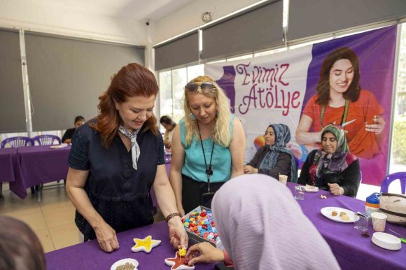 MERSİN’DE KADINLAR MUM YAPIMINI ÖĞRENİYOR