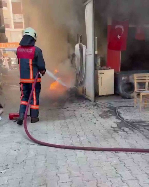 İŞYERİNDE ÇIKAN YANGIN SÖNDÜRÜLDÜ