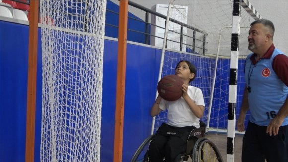 OSMANİYE’DE TECRÜBELİ BASKETBOLCULAR, GELECEĞİN YILDIZLARINA YOL GÖSTERİYOR