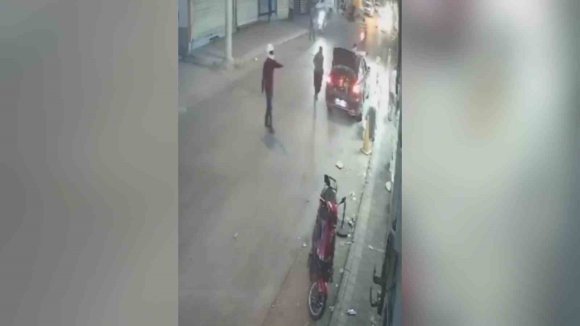 KASKLI SALDIRGAN İŞ YERİNİ KURŞUNLADI: 1 YARALI