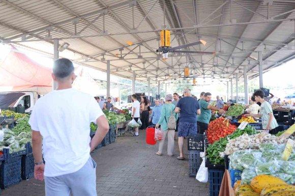 ADANA SICAĞI BUNALTTI, BELEDİYE PAZARA TAVAN VANTİLATÖRLERİ KURDU
