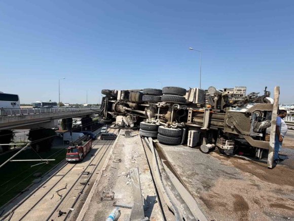 BETON POMPASI KAMYONU BARİYERLERE ÇARPIP YAN YATTI