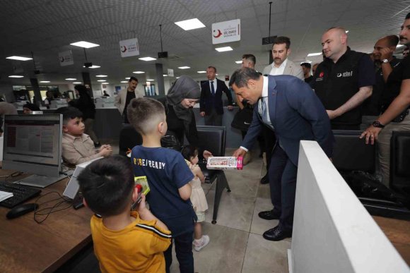CİLVEGÖZÜ’NDE SURİYELİLERİN ÜLKELERİNE DÖNÜŞÜ SÜRÜYOR
