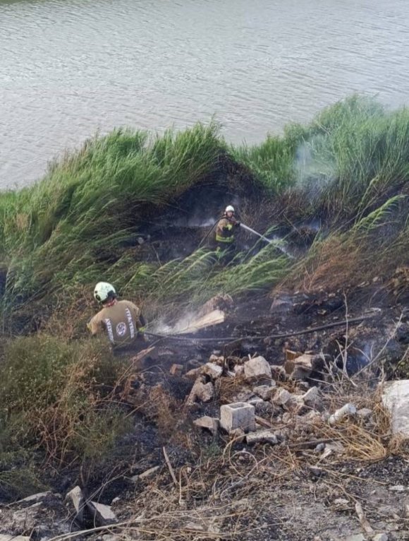 ANTAKYA’DA ASİ NEHRİ KENARINDA SAZLIK YANGINI