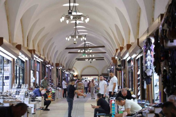 KAHRAMANMARAŞ’IN TARİHİ ÇARŞISI SICAK HAVADA DOĞAL SERİNLİK SUNUYOR