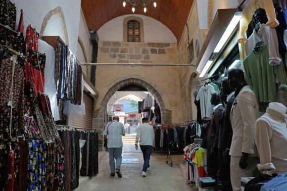 KAHRAMANMARAŞ’IN TARİHİ ÇARŞISI SICAK HAVADA DOĞAL SERİNLİK SUNUYOR