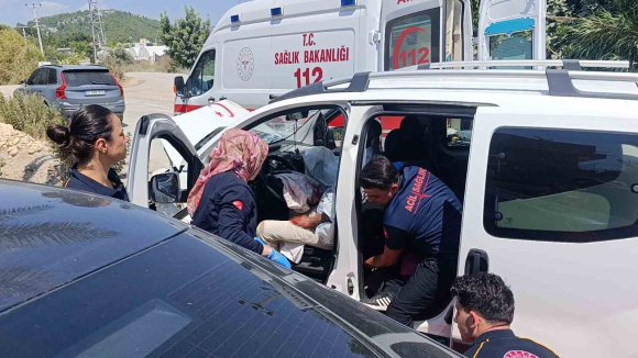 OTOMOBİL İLE HAFİF TİCARİ ARAÇ KAFA KAFAYA ÇARPIŞTI: 1 YARALI